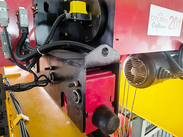 Close-up hoist system